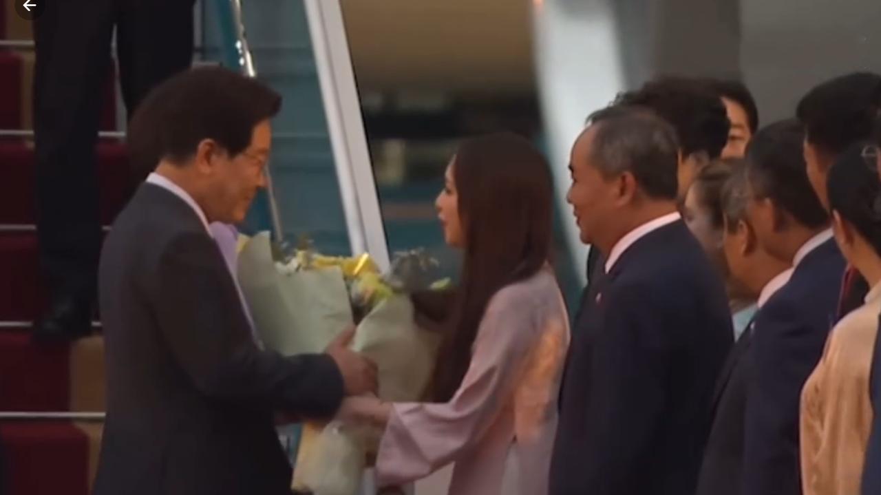 李在明抵达河内机场，为他献花的越南小姐姐太圈粉啦！4月21日韩国总统抵达越南河内