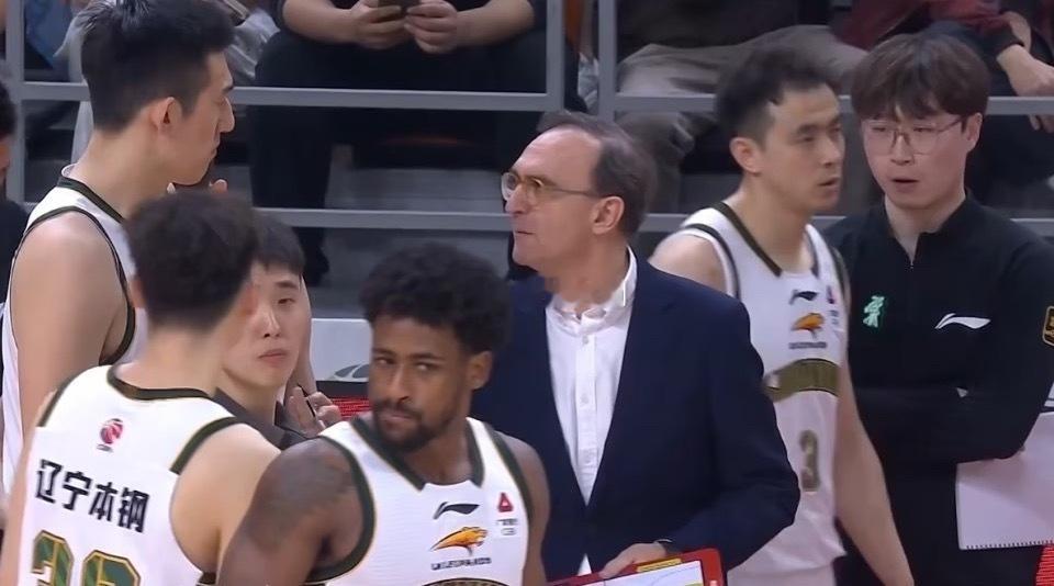 北京时间4月28日，CBA季后赛，辽宁男篮客场对阵山东男篮。赛前，辽宁主帅乌戈接