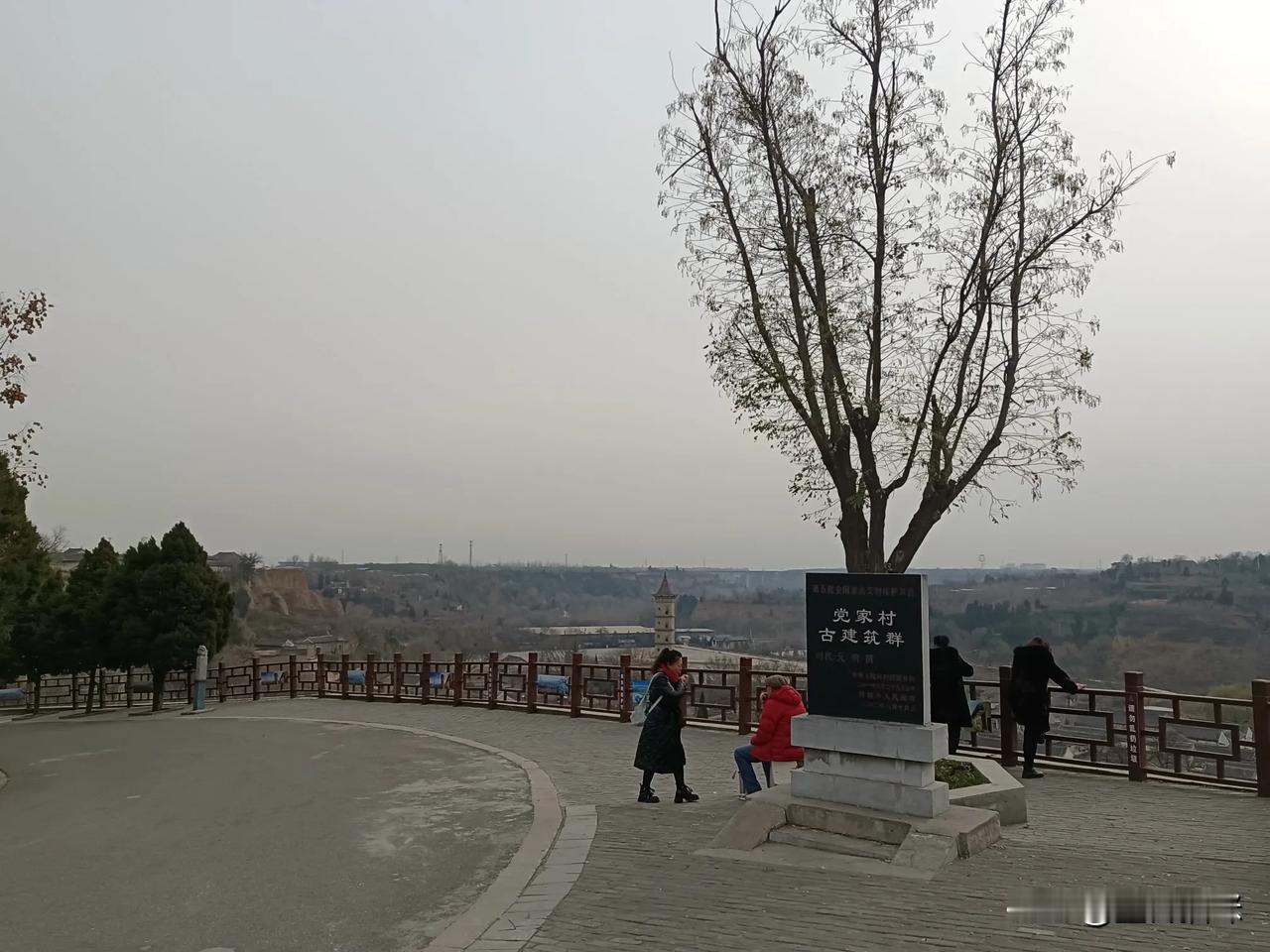 古建群中树影斜，岁月静好如诗画。今天早上参观韩城司马祠，然后返回宾馆吃午饭，饭后