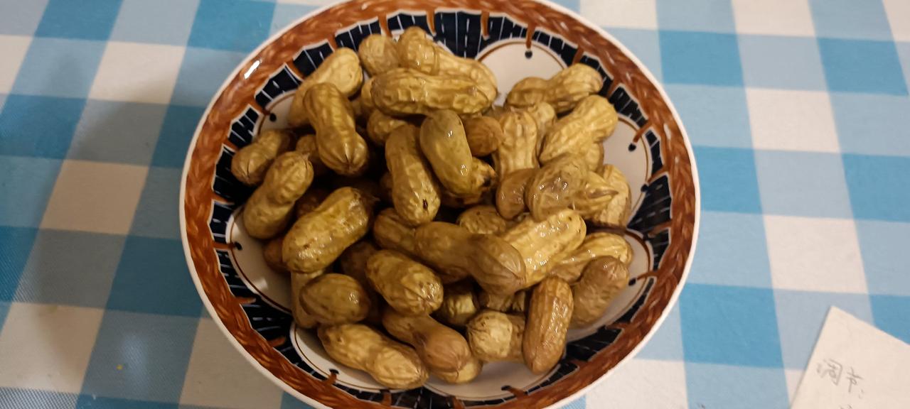 今天的午餐非常的简单，昨天在早市上买的花生和芋头，我都仔细的洗了洗，放在锅里煮了