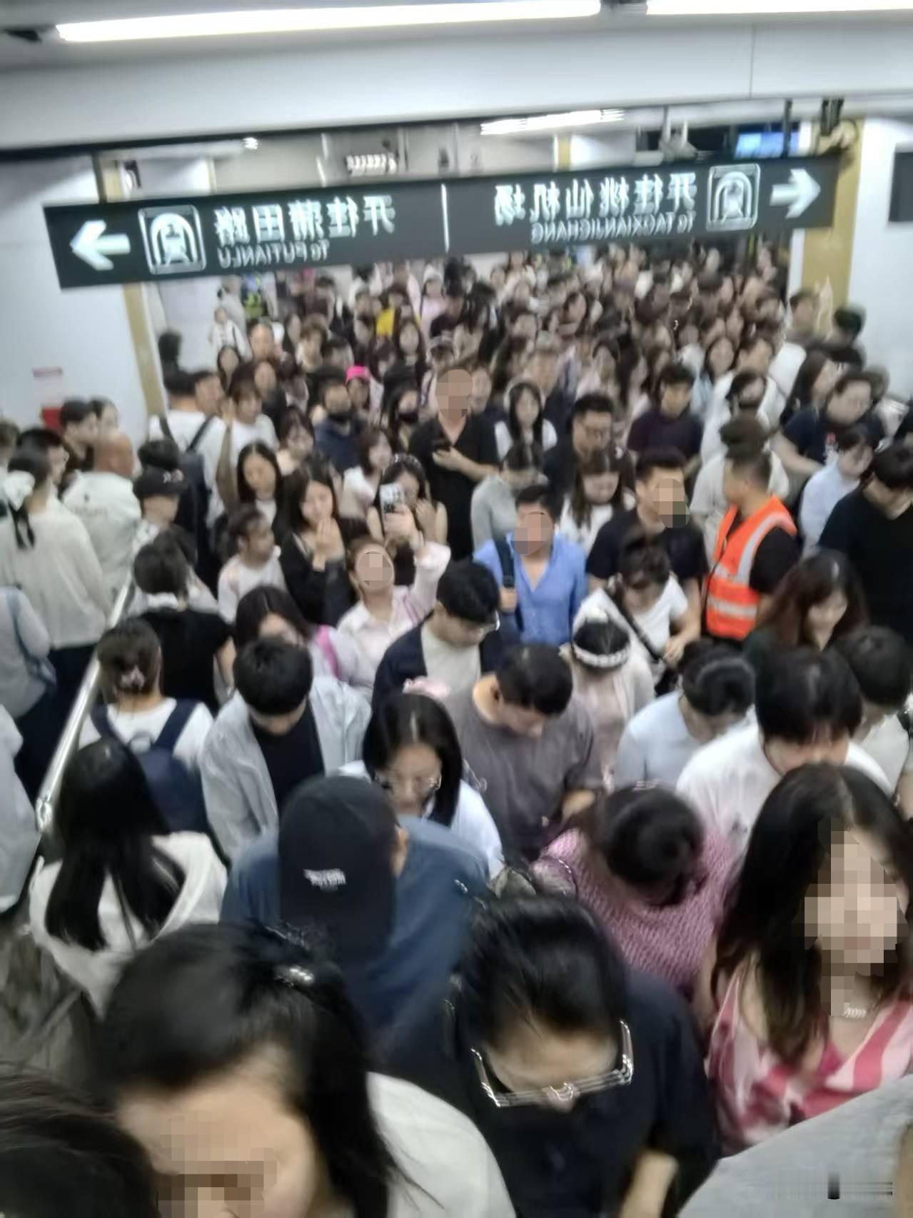 2027年男篮世界杯预选赛中～日大战在即。
沈阳地铁线路人流巨量[赞][赞][赞