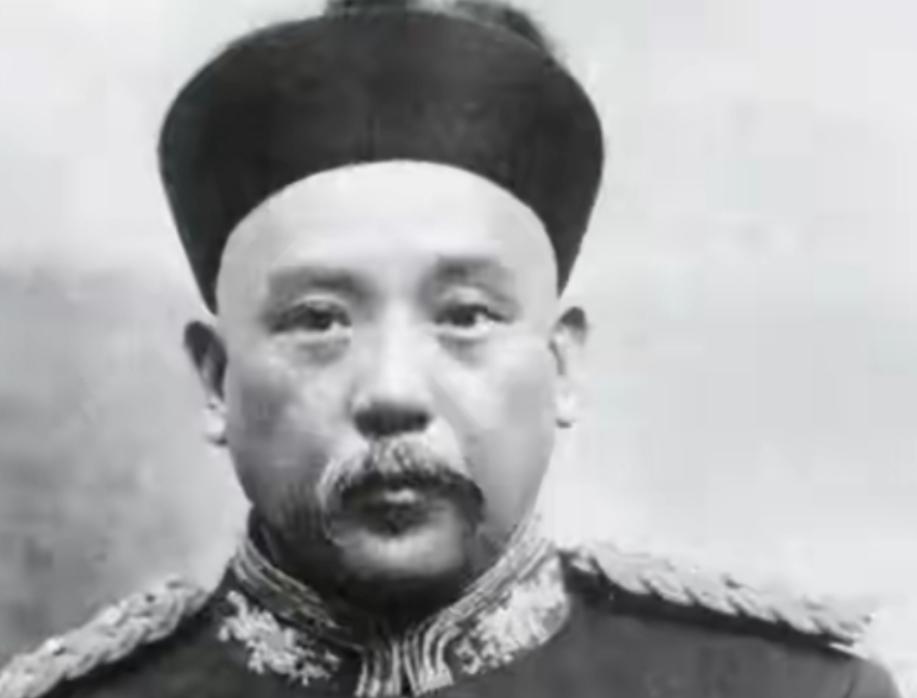 1951年，新中国都快两年了，沈阳造币厂却接到个绝密任务：重新铸造印着袁世凯头像