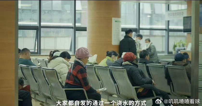 200位病友为临终老人的树浇水老人离世前感谢病友为他的树浇水 200位病友用温柔