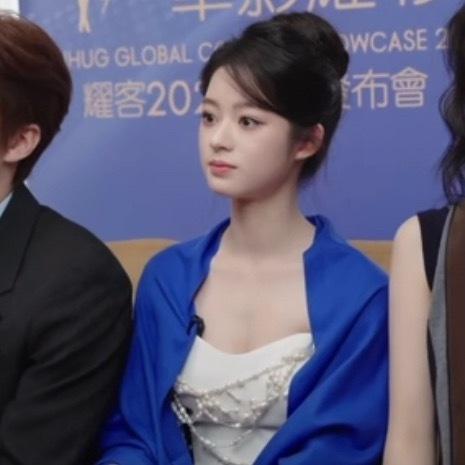 头发好多哦小女孩 