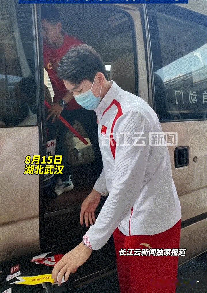孙佳俊 刚从巴黎回来的佳佳 还有湖北运动员凯旋武汉的时候，一直在帮大家搬行李的佳