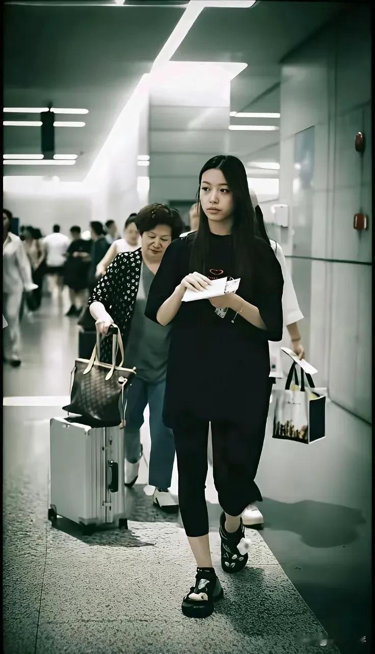 赵薇的女儿小四月的近照，原来已经这么大了。这组照片是在机场拍的，但是头像是路人视