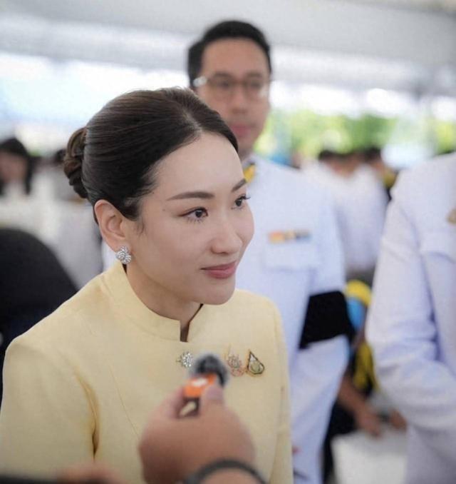 他信被特赦，他的女儿萍通塔倒是很耀眼，她大方地接受媒体拜访，感谢泰王的恩典并祝福