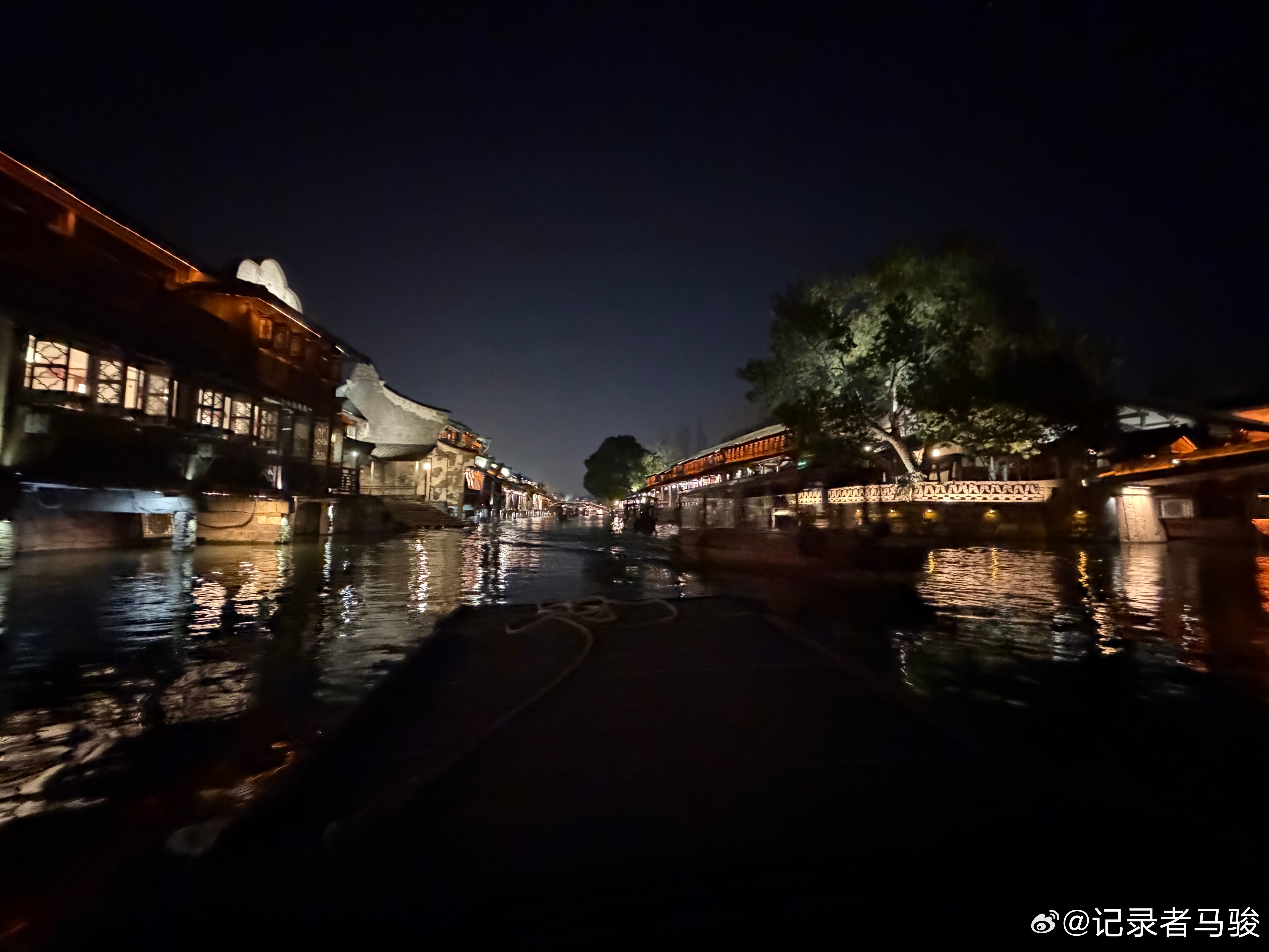 芒尖挑暮色，野径沐金风。好梦~~~ 