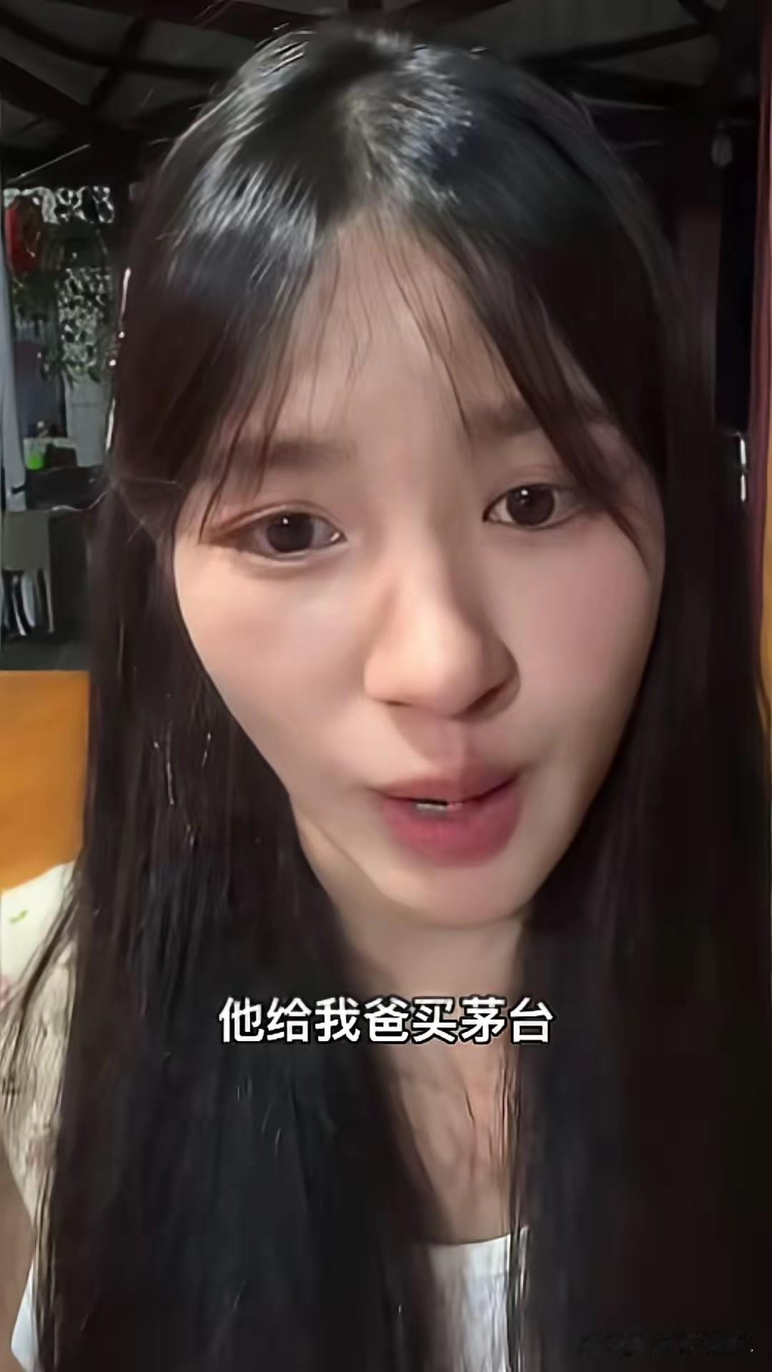 阿梓甜蜜地讲诉自己是如何被鸟哥给拿下的，她说是对方讨好她爸爸，先打动她家人，再一
