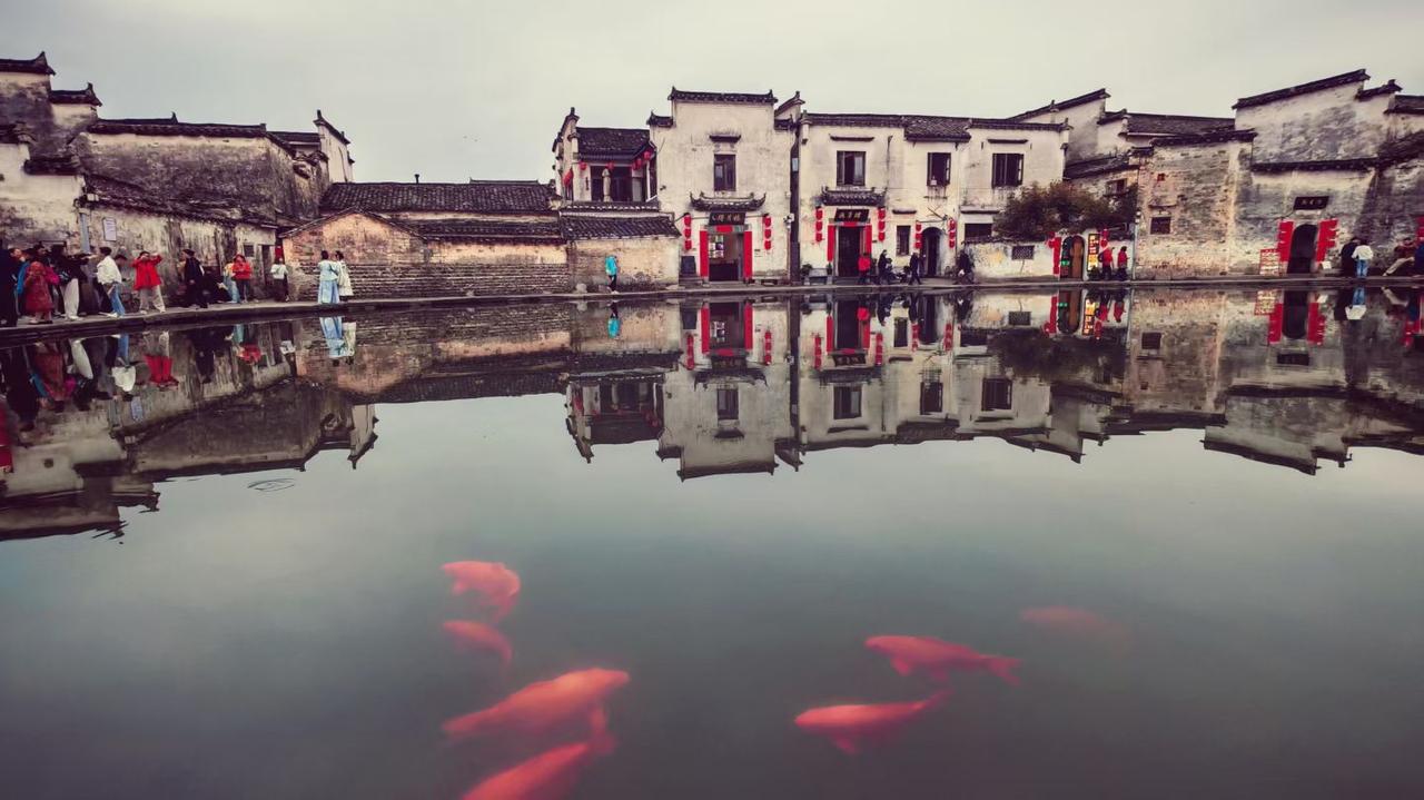 ​
2. 红鲤跃波，徽州留韵。漫步古村，在这方碧水间沾一身灵气，祈马年龙马精神，