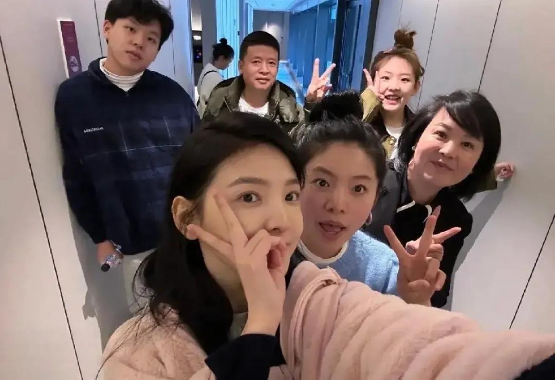 章若楠家庭合照被曝光
哇！原来章若楠有两个妹妹一个弟弟
不得不说，他爸妈真是拼呀