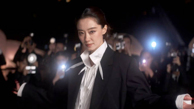 #张小斐神之八秒#
张小斐的神之八秒出现了…
背后是星光熠熠，人声鼎沸，斐后举手投足之间全是自信和生