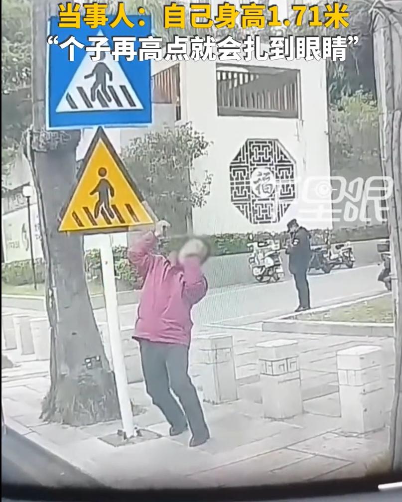 深圳某地的一块路牌，因为安装过于低矮，险些刮伤过往行人的眼睛。
前不久，广东深圳