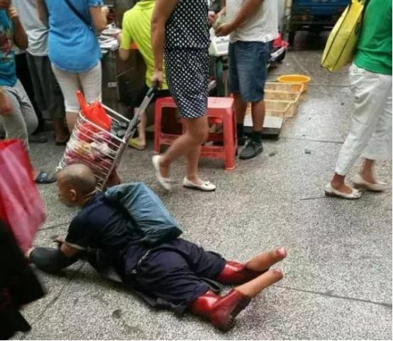 “造化弄人！”2016年广州，一男子与妻子买菜时，偶遇一位双腿被截断的乞丐，妻子