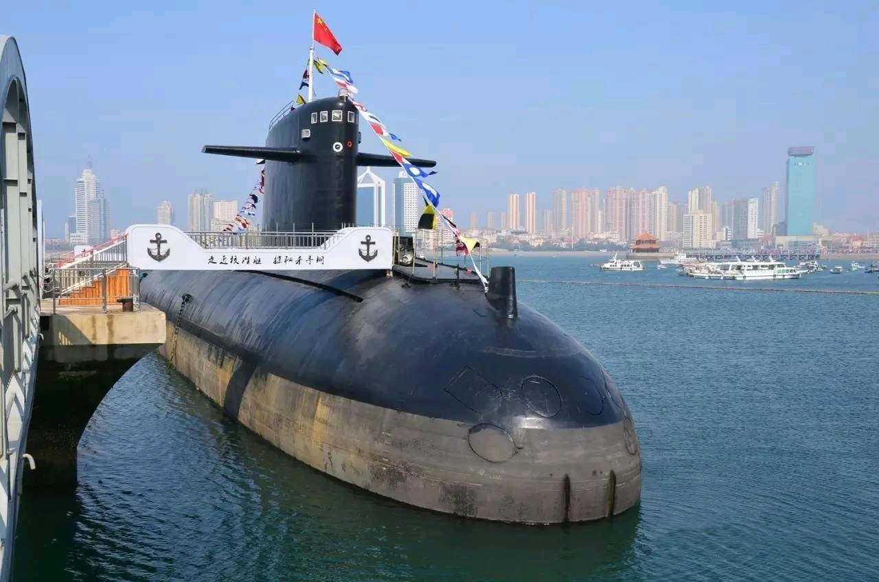 飞扬军事1970年12月26日，中国第一艘核潜艇长征一号成功下水！ 1970年1