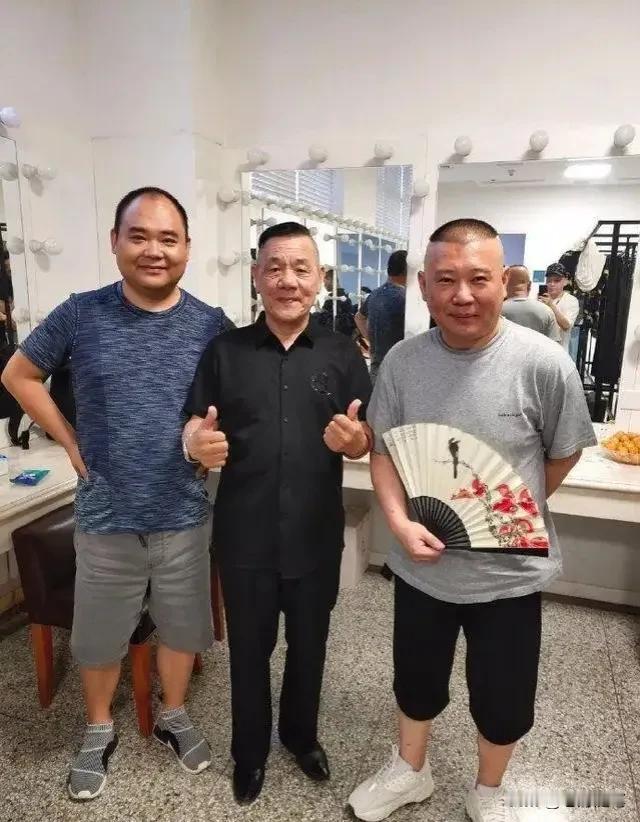 相声演员，郭德纲说，估计很多朋友都知道德云社有侯震这么一号人，整天嘻嘻哈哈的，那