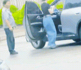 福建三明某小学门口，一女子违章停车，保安上前劝导挪车，女子始终无动于衷，怎么说都