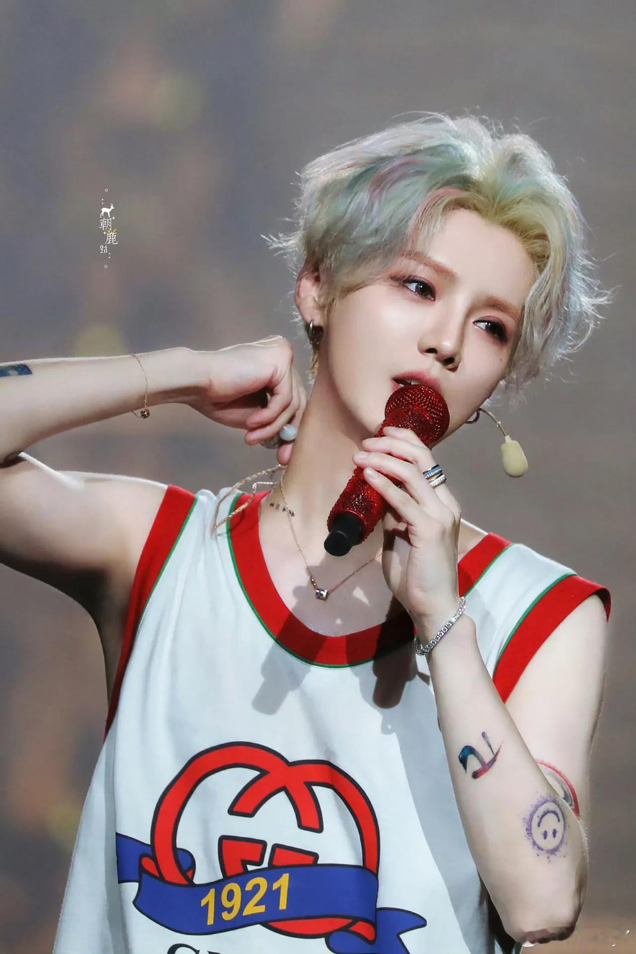 吃不完的瓜！又一个顶级流量塌了！鹿晗全网被禁止关注，粉丝说是因为之前直播间比中指