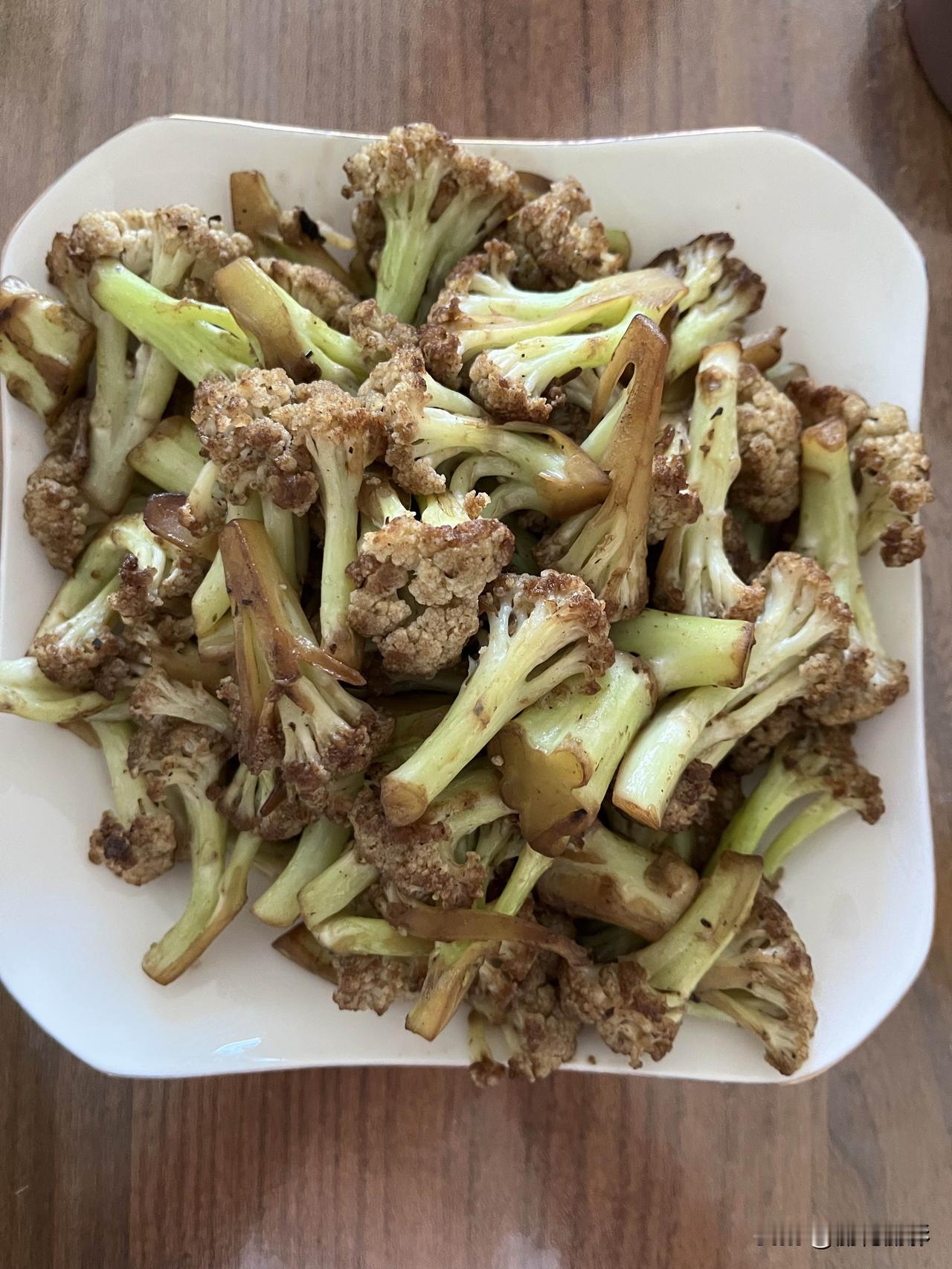 好友们晚上好！秋安吉祥，晚餐愉快！今天的晚餐：
素炒菜花
土豆肉片
红薯
玉米