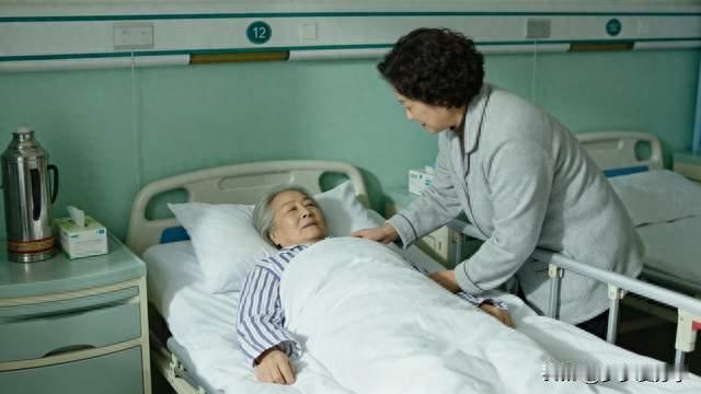 退休那天同事送我丝巾，第二天婆婆摔了，一个月后我退了家庭群