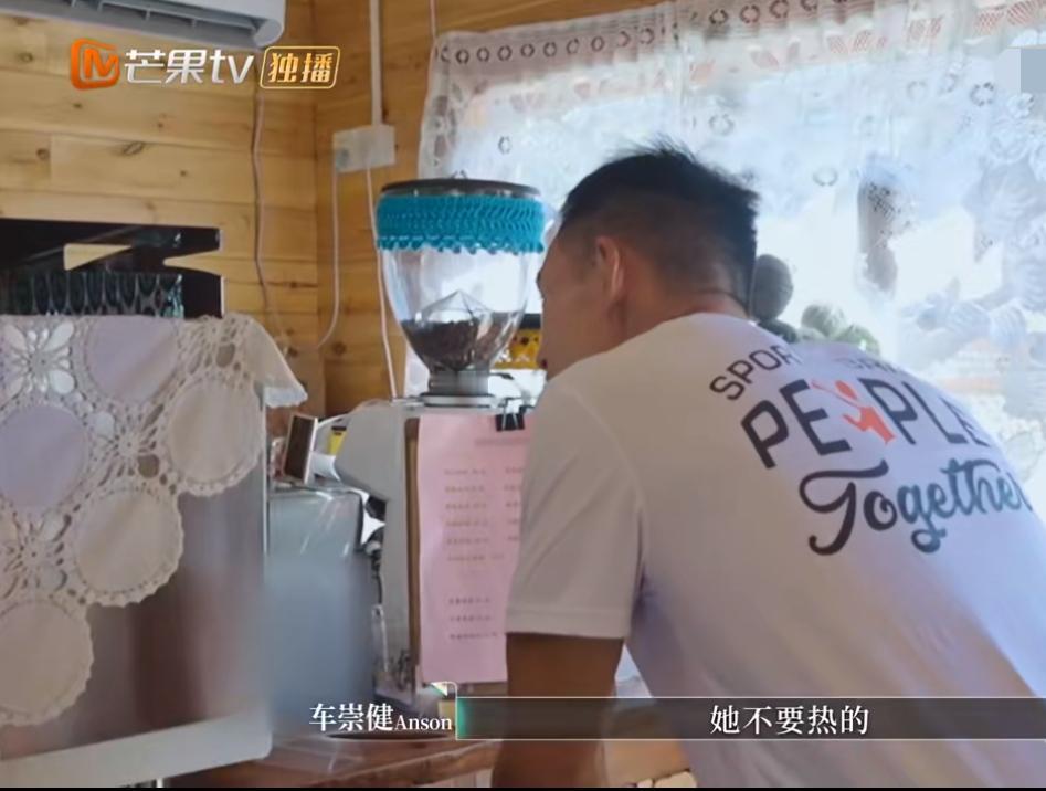 车崇健确实在慢慢改变。
有点理解李施嬅这次为啥选择不分手了。
车崇健在节目中开始