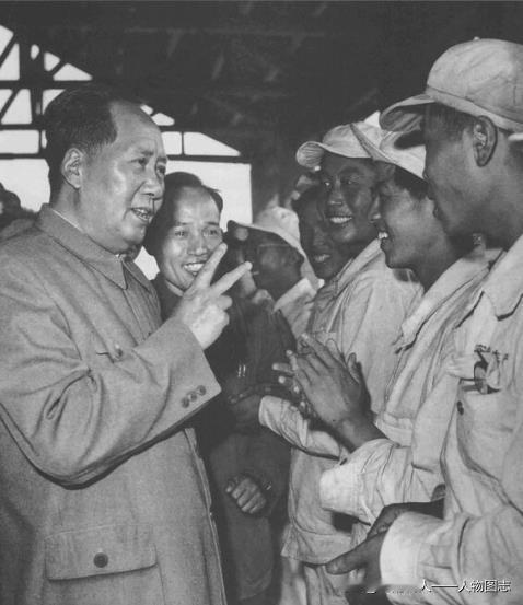 毛泽东和钢铁工人交谈。