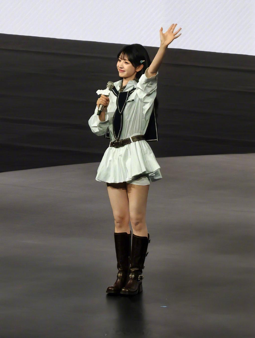 想看田曦薇的5万张照片 镜头前的田曦薇总能带来惊喜，可优雅可灵动。无论是认真工作