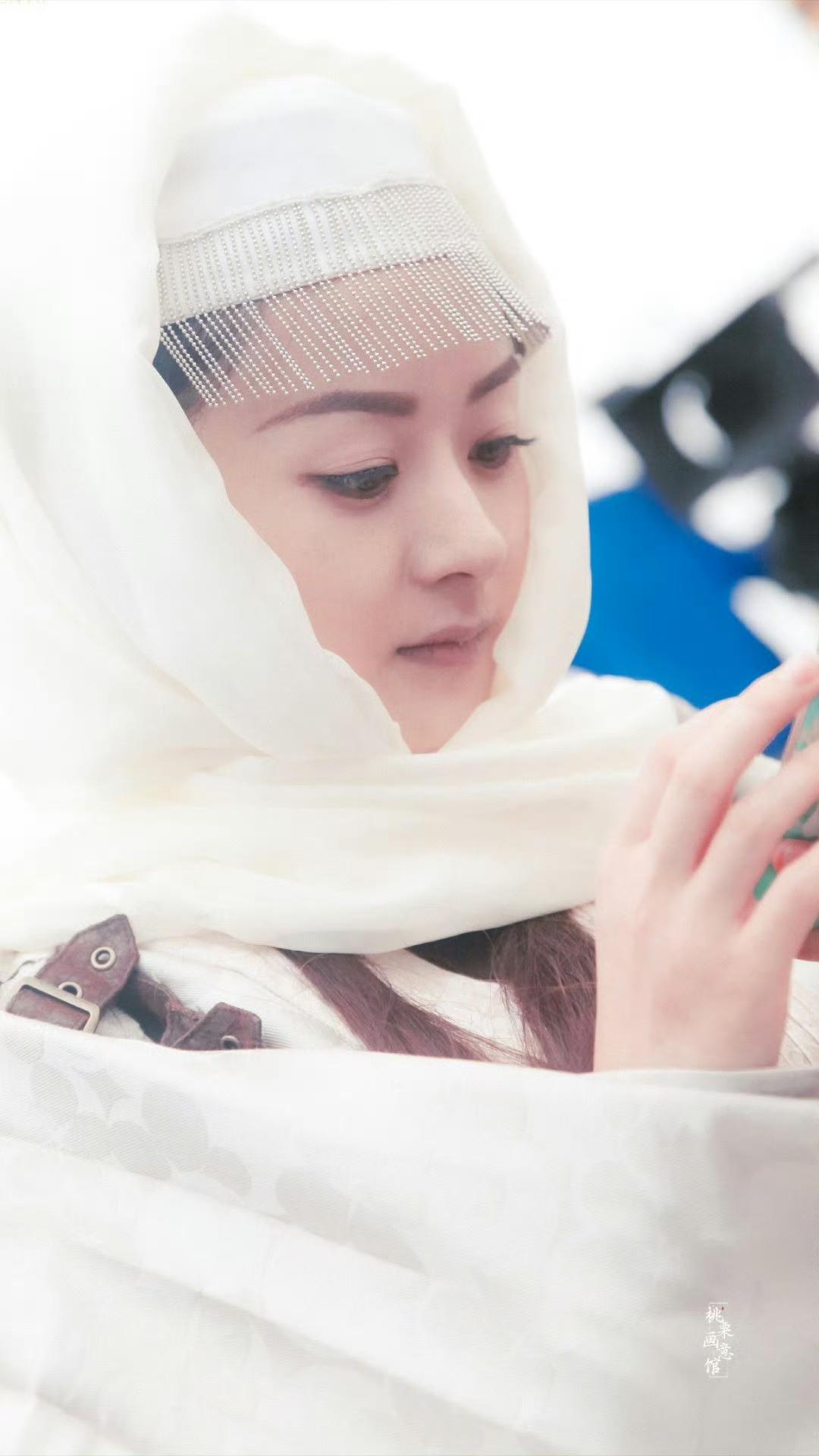 是楚乔，也是藏于锋芒里的风云令主
 
白色头纱下，她垂眸时是温柔沉静的少女，抬眼