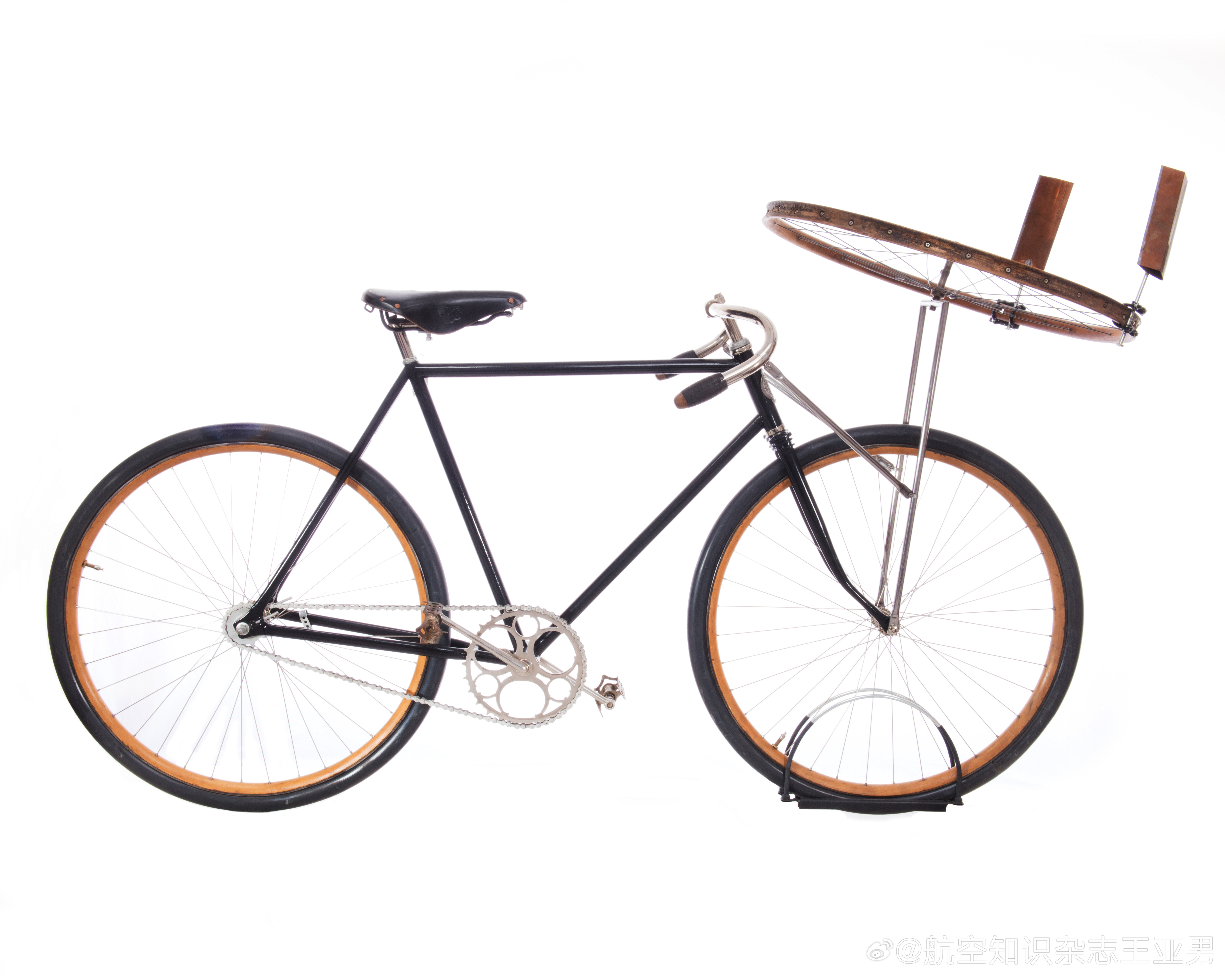 1901年末，莱特兄弟在1900和1901型滑翔机飞行测试中遇到不少挫折。这些滑