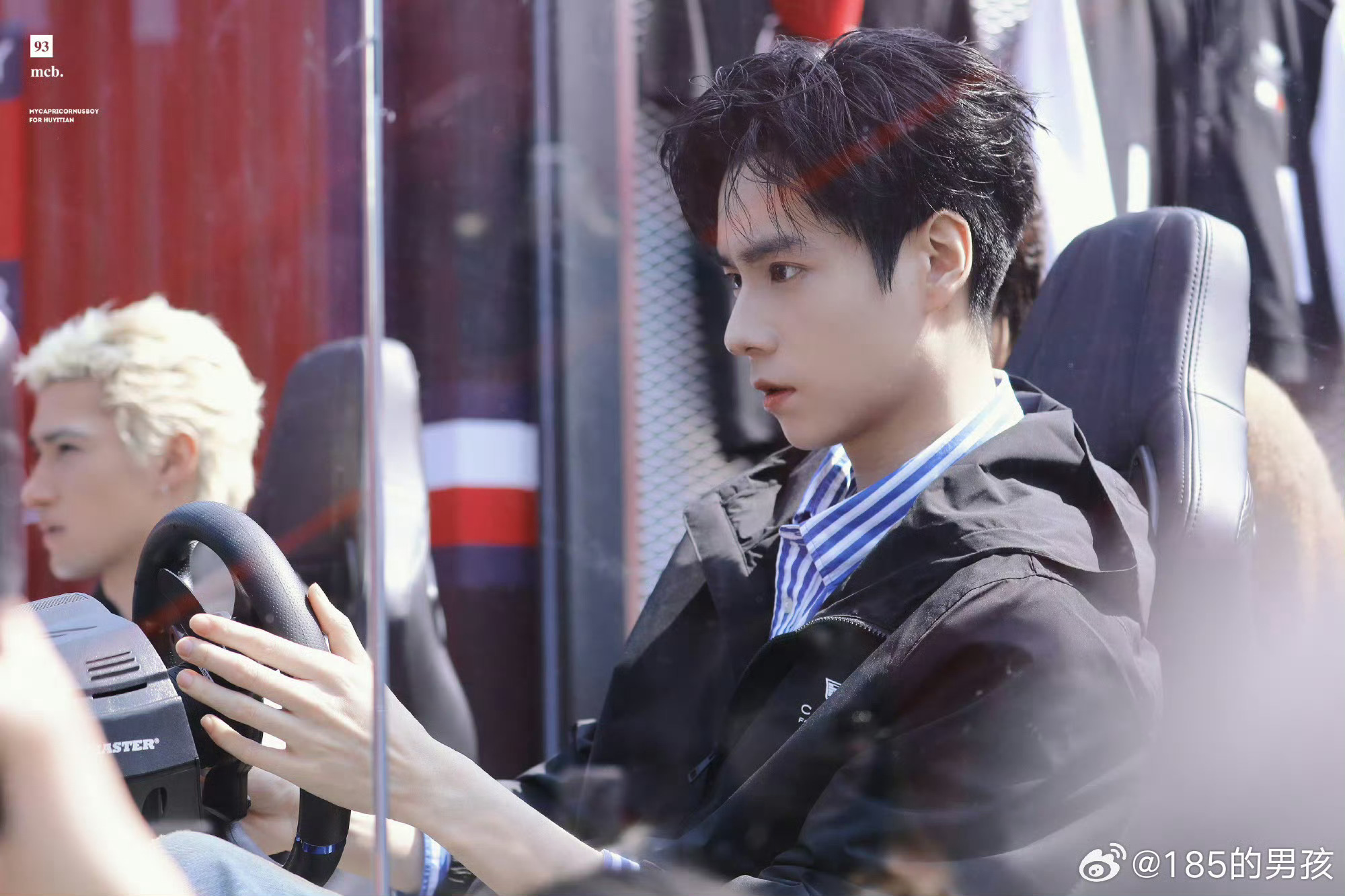 胡一天这该死的高级建模脸 看他开车的样子会忍不住代入赛车电影男主角，那种又专业又