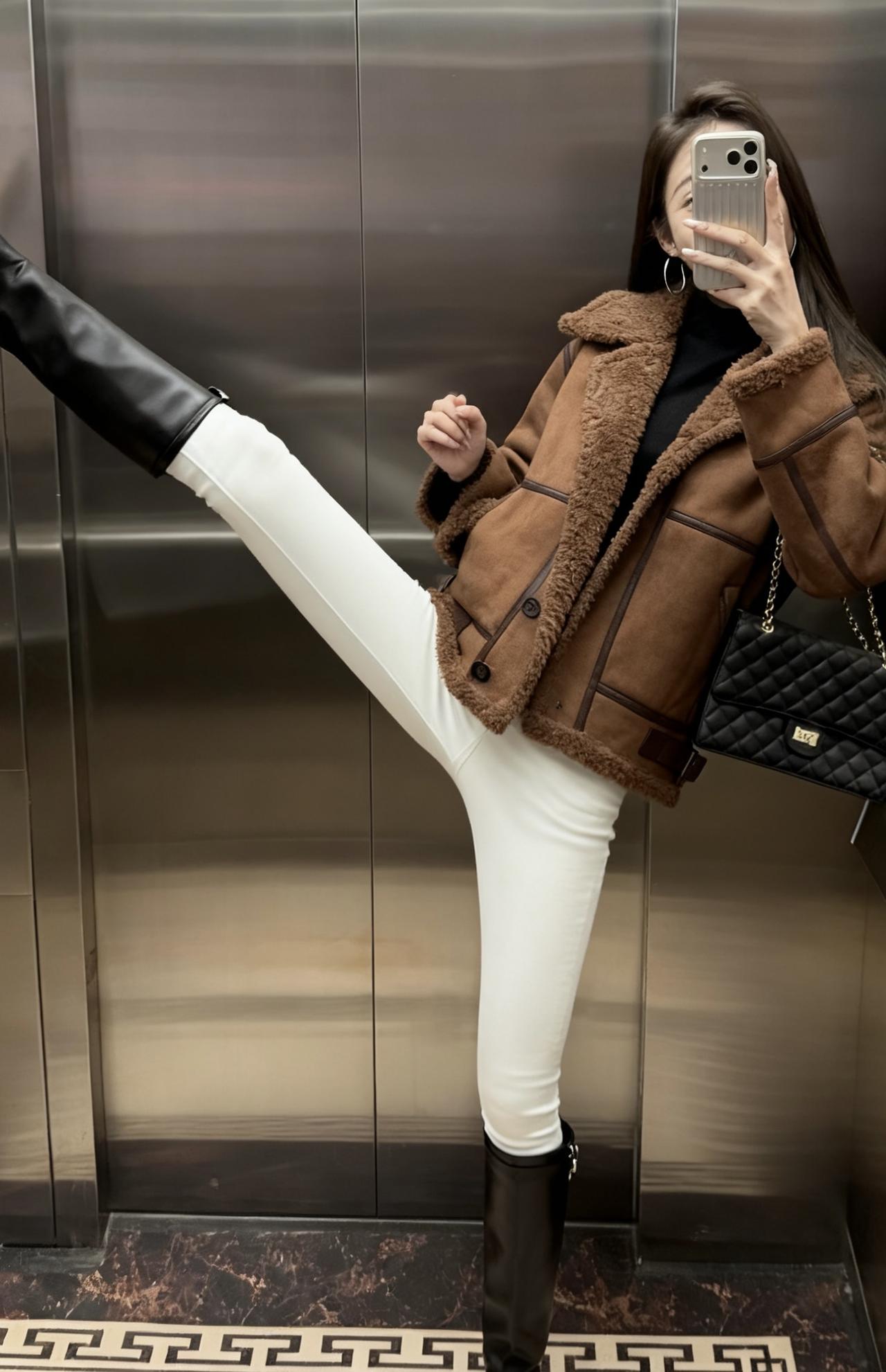 今日推荐：温柔韩系轻熟风，整体搭配舒适又有质感：

焦糖色羊羔毛拼接外套温暖软糯