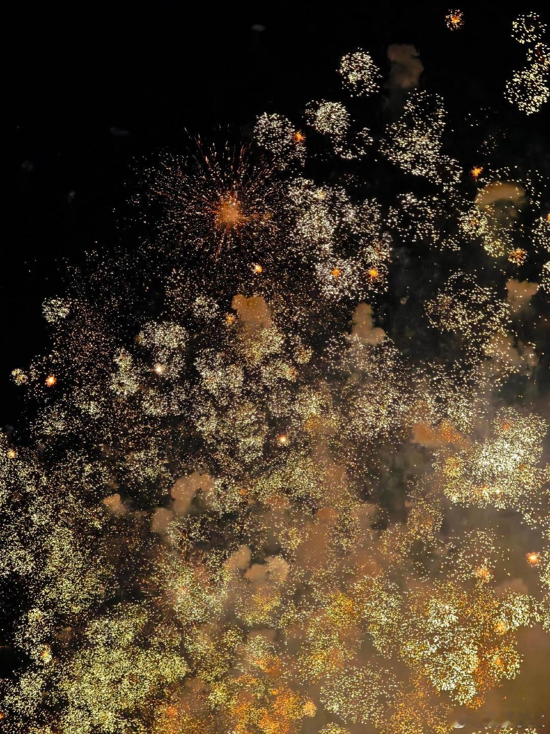 总要有一张完美的烟花照吧烟花和星空浑成一体的时候简直就是最美的样子！ 
