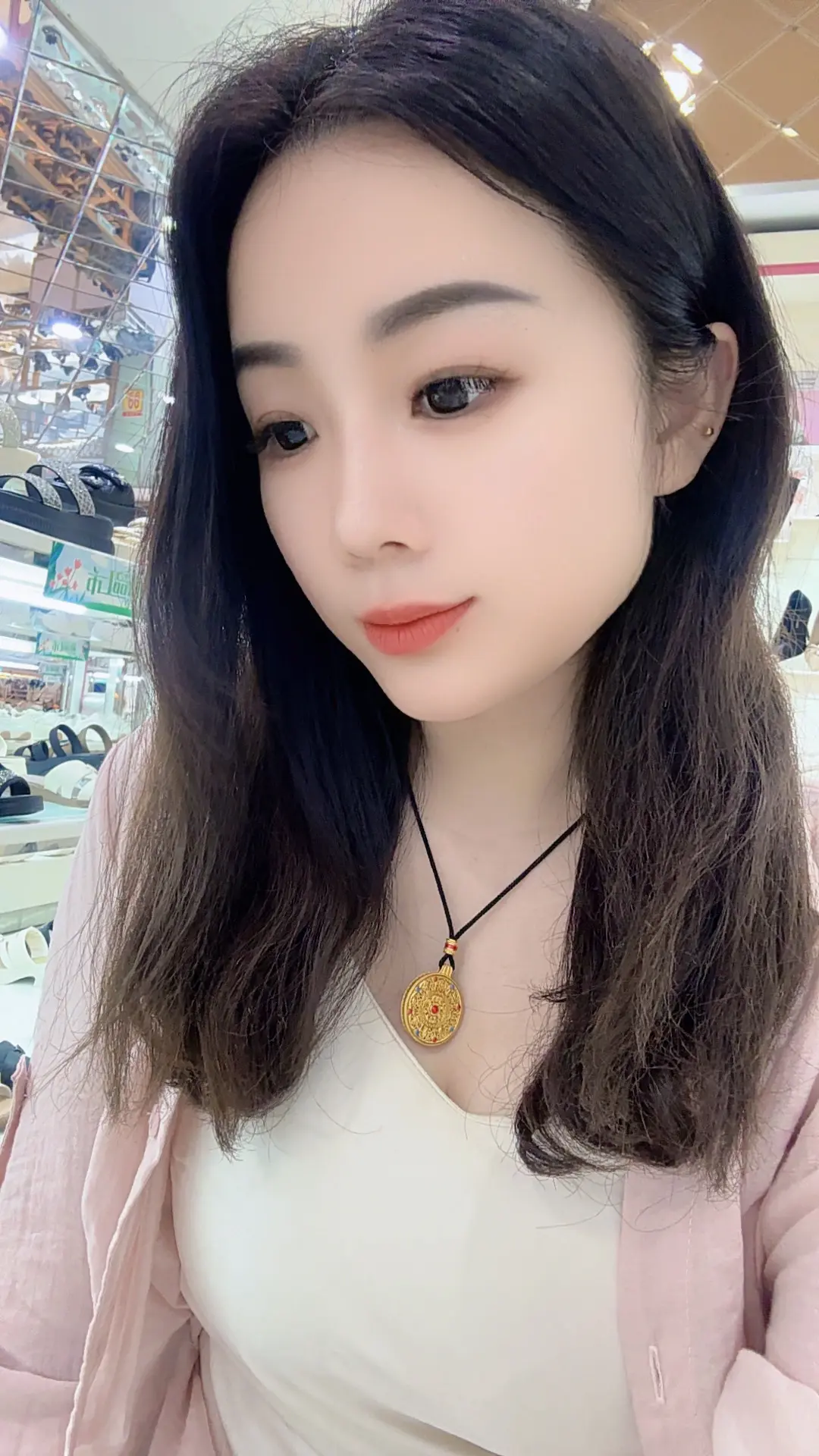 有时候，在最无助的那一刻,才发现自己原来什么都没有，心里空荡荡的，自己...