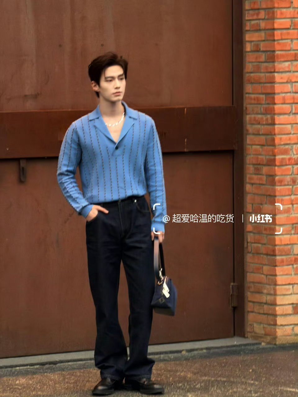何与Fendi活动何与Fendi景德镇活动真的是帅到我了，一身蓝色V领针织超吸睛