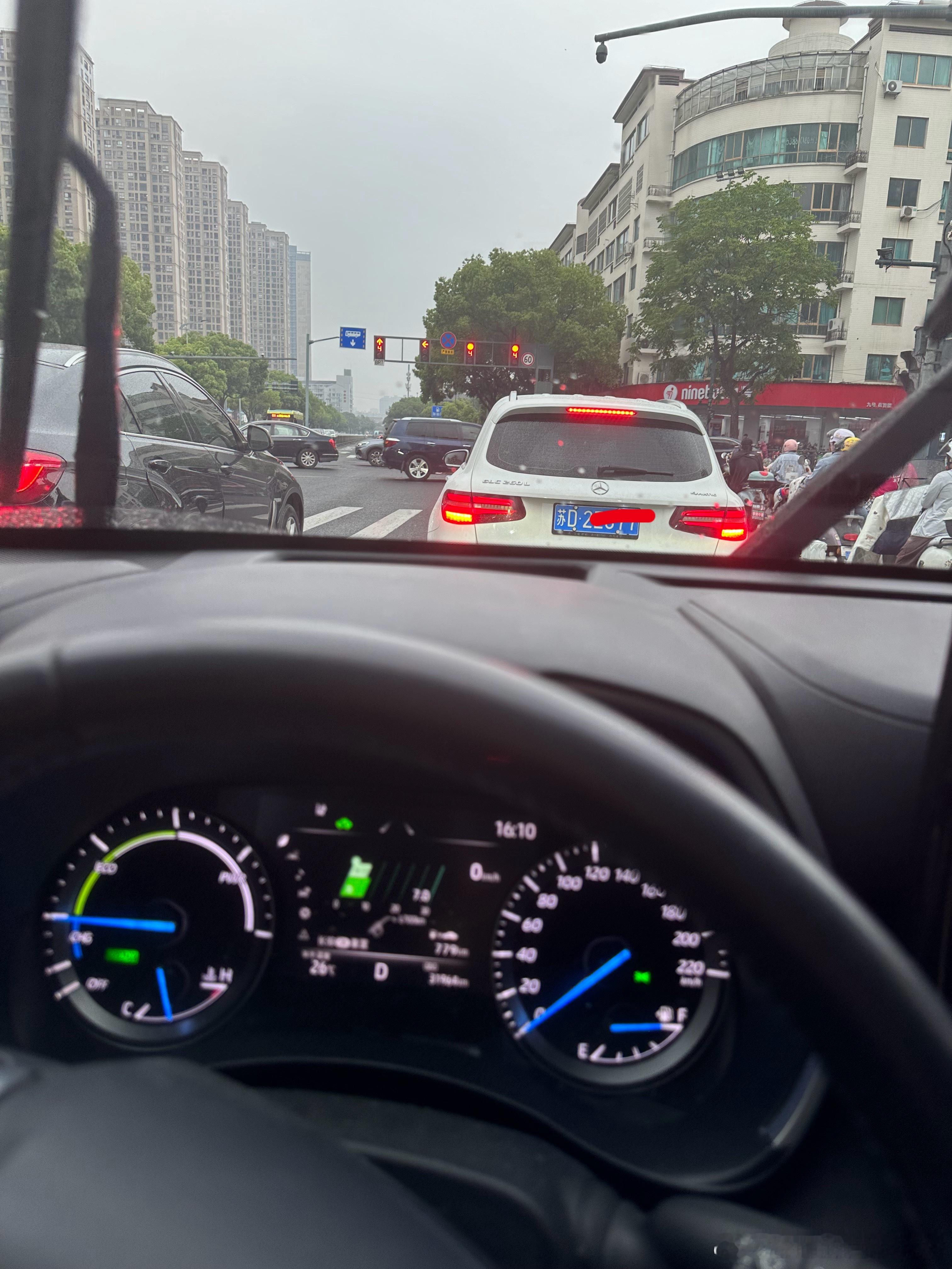 比较烦😡这种直行占着右转道，尤其是下雨天、堵的时候，虽然它是合规的 