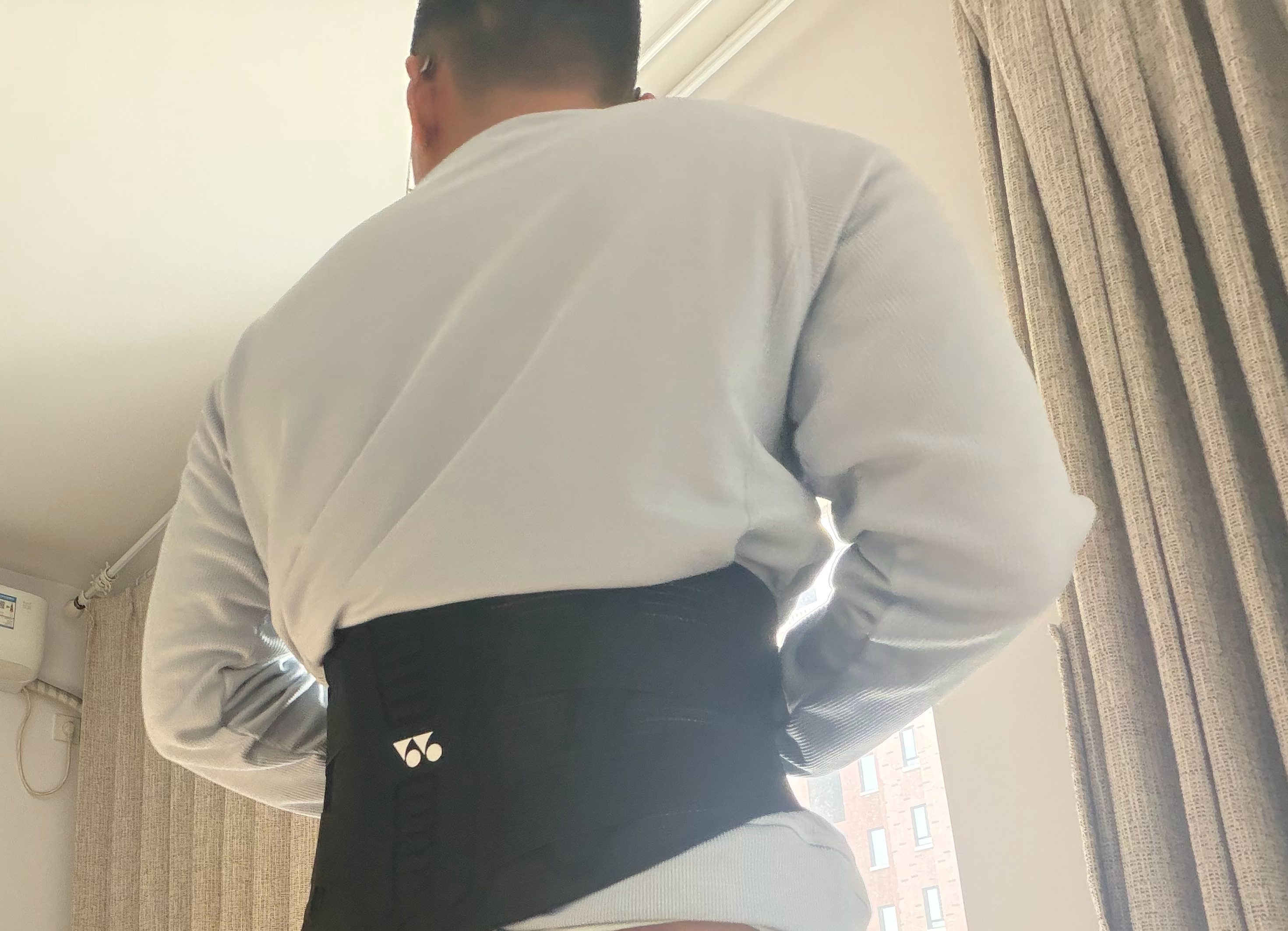 最近感觉人生最多的伤病一起袭来。脚崴到后一直没好利索，膝盖也是。最困扰我的是腰，