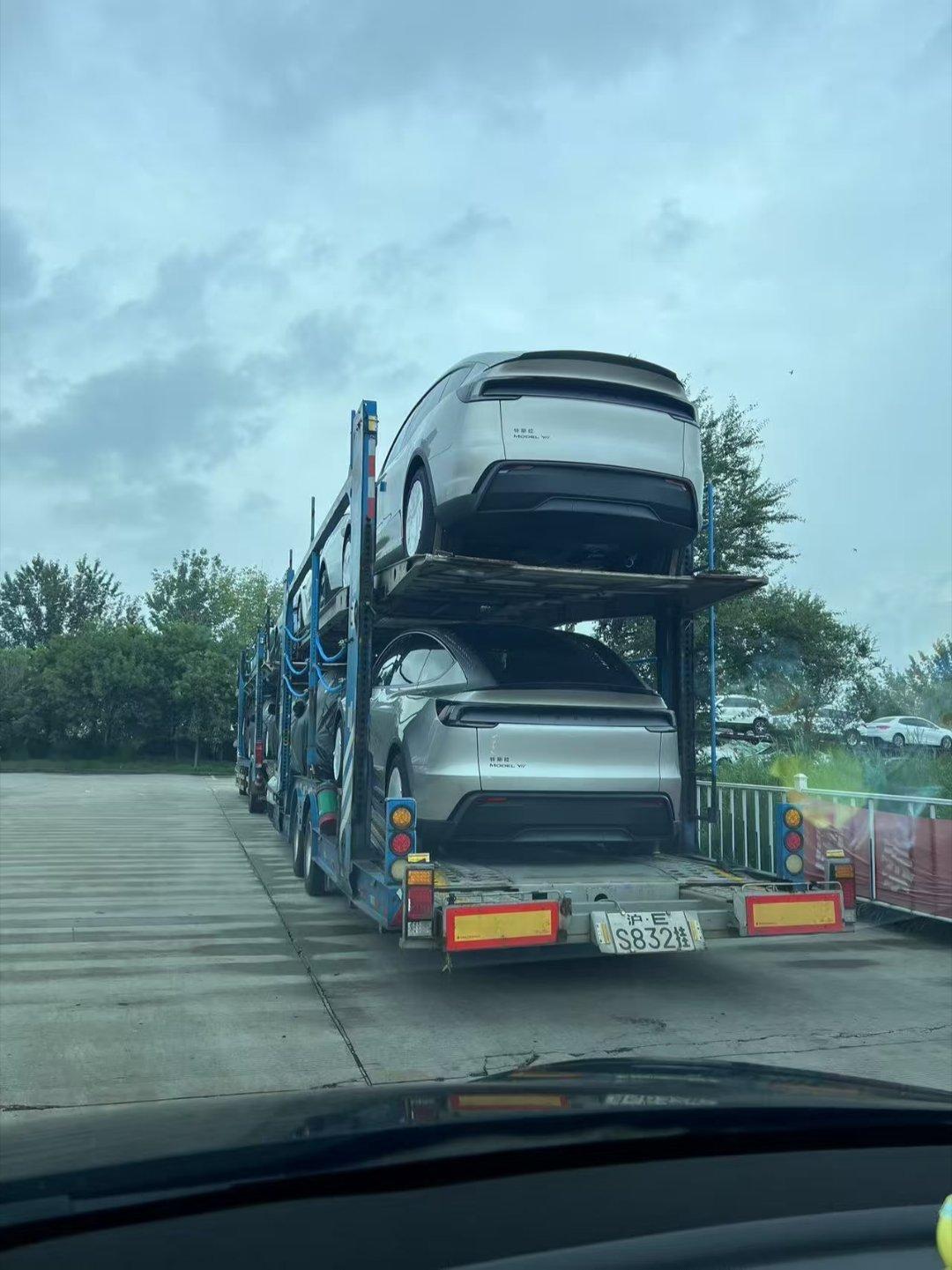 特斯拉Model Y L这两天媒体已经在拍摄了，保密期结束内容统一释放。 ​​​