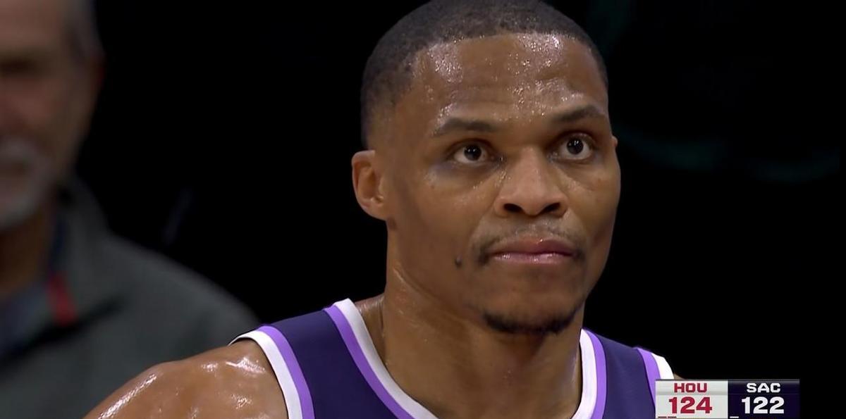 24投8中，他今晚的投篮像锈死的铁门。
但你看看前场篮板：6个。
这个35岁的老