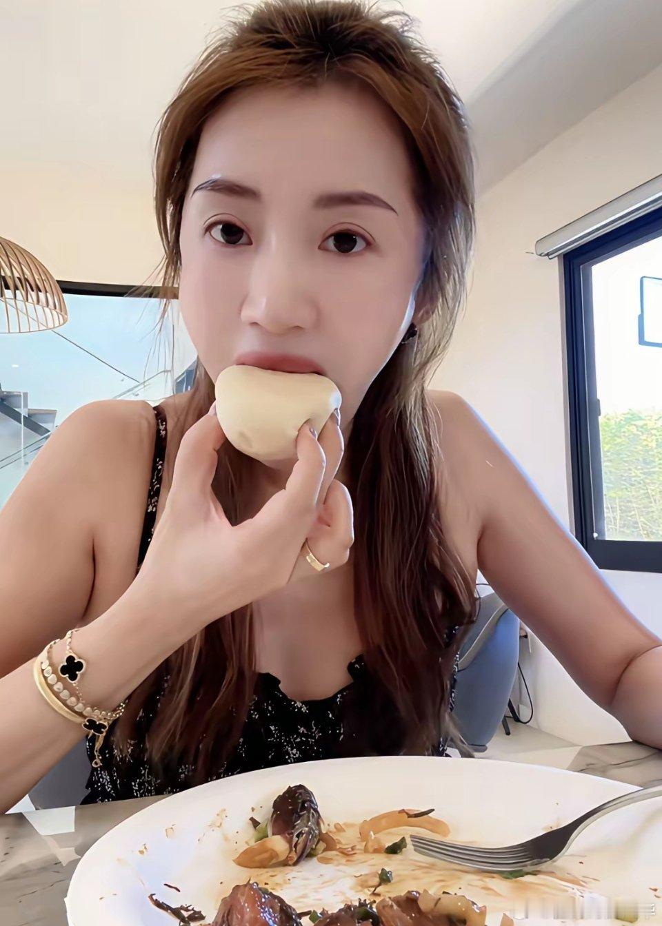 李念接婆婆到家里一起过中秋节，婆媳俩下厨包大包子，蒸大馒头，喜气十足。婆婆圆脸短