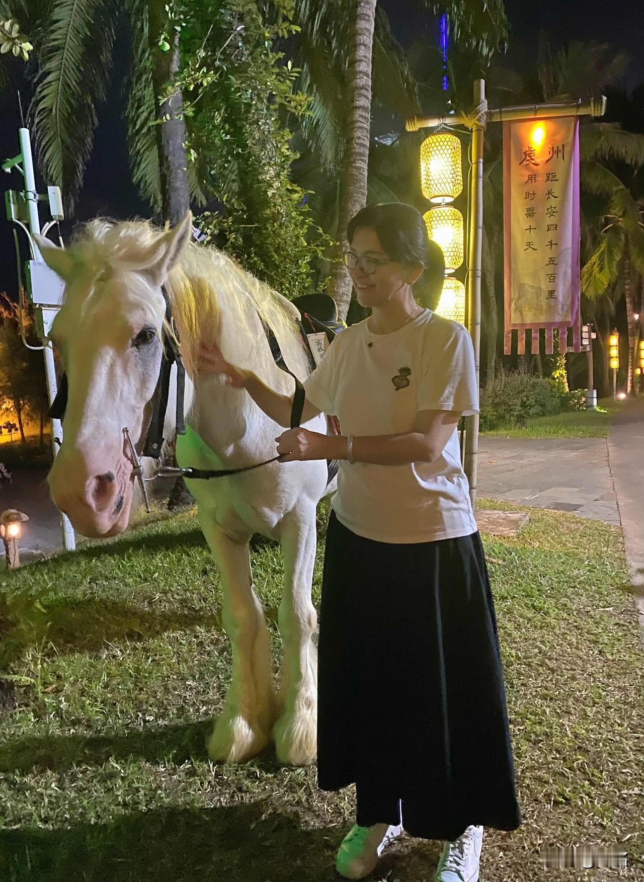 夜色温柔，
白马静立，
身旁有佳人相伴，
灯光洒落，
氛围浪漫。

在这样的夜晚