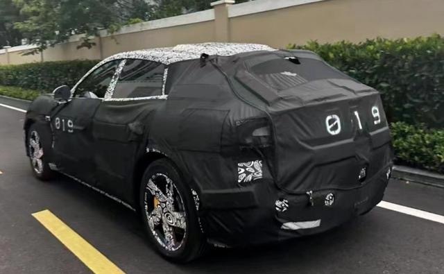 穿过光影隧道，每一台新车的诞生，都是工业美学与精密工艺的双向奔赴。 从蓝图到下线