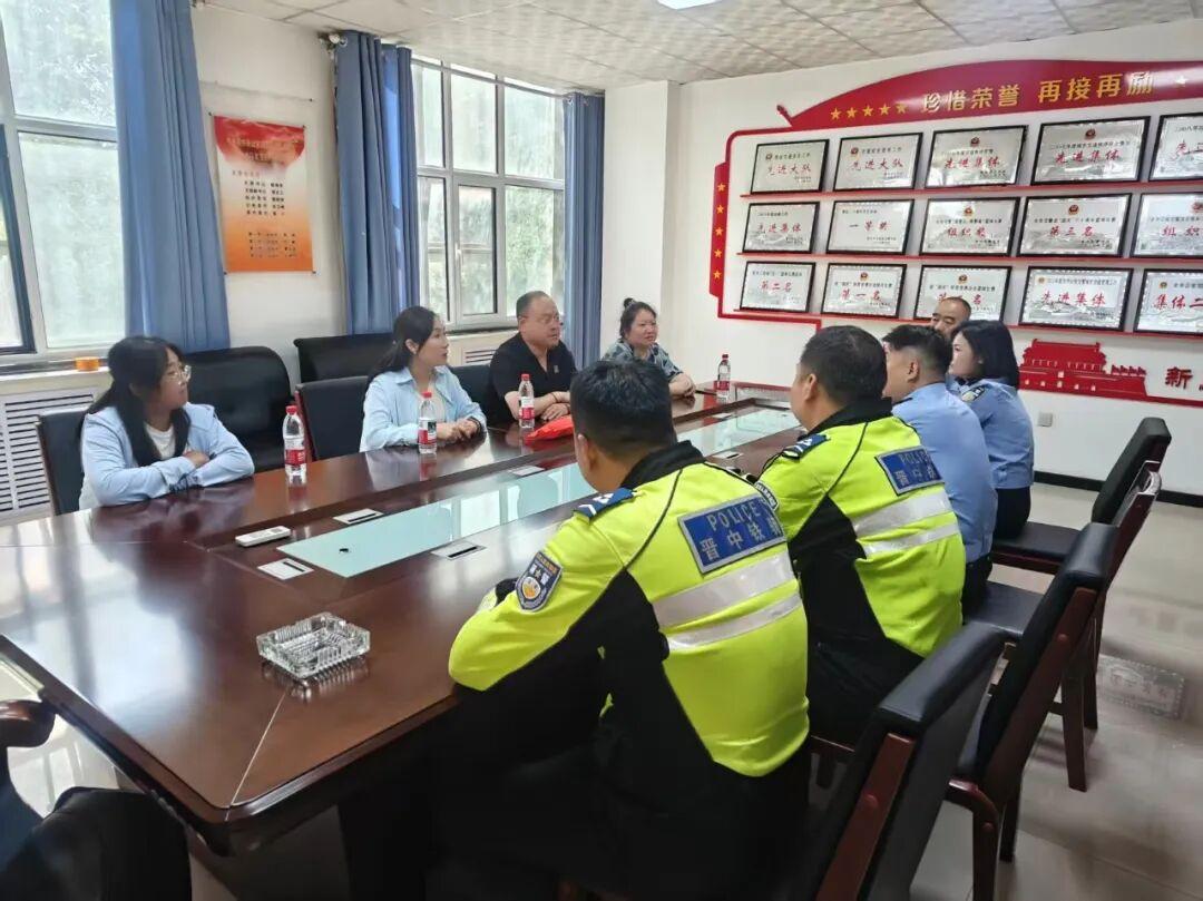 近日，西南街道花园社区工作人员和太铁花园小区居民代表来到晋中公安交管支队一大队，