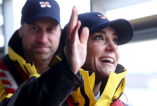 威廉王子眼中没有了光，成为了妻子凯特的陪衬，精神状态像极了当年的戴安娜王妃。
戴