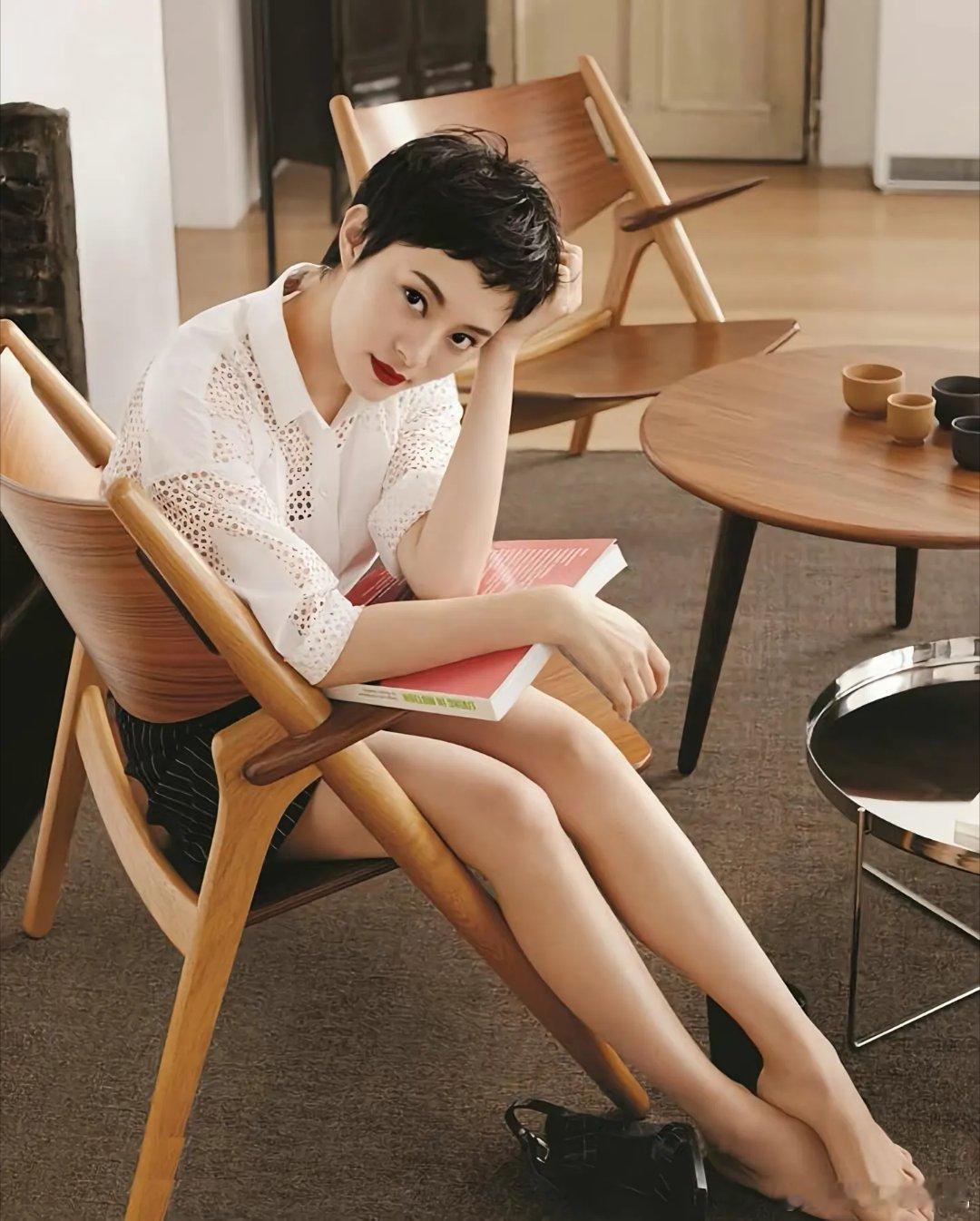 孙俪练恰恰瘦腰孙俪晒出陪女儿小花一起练习恰恰的日常，画风真实又好笑，直言认真跟着