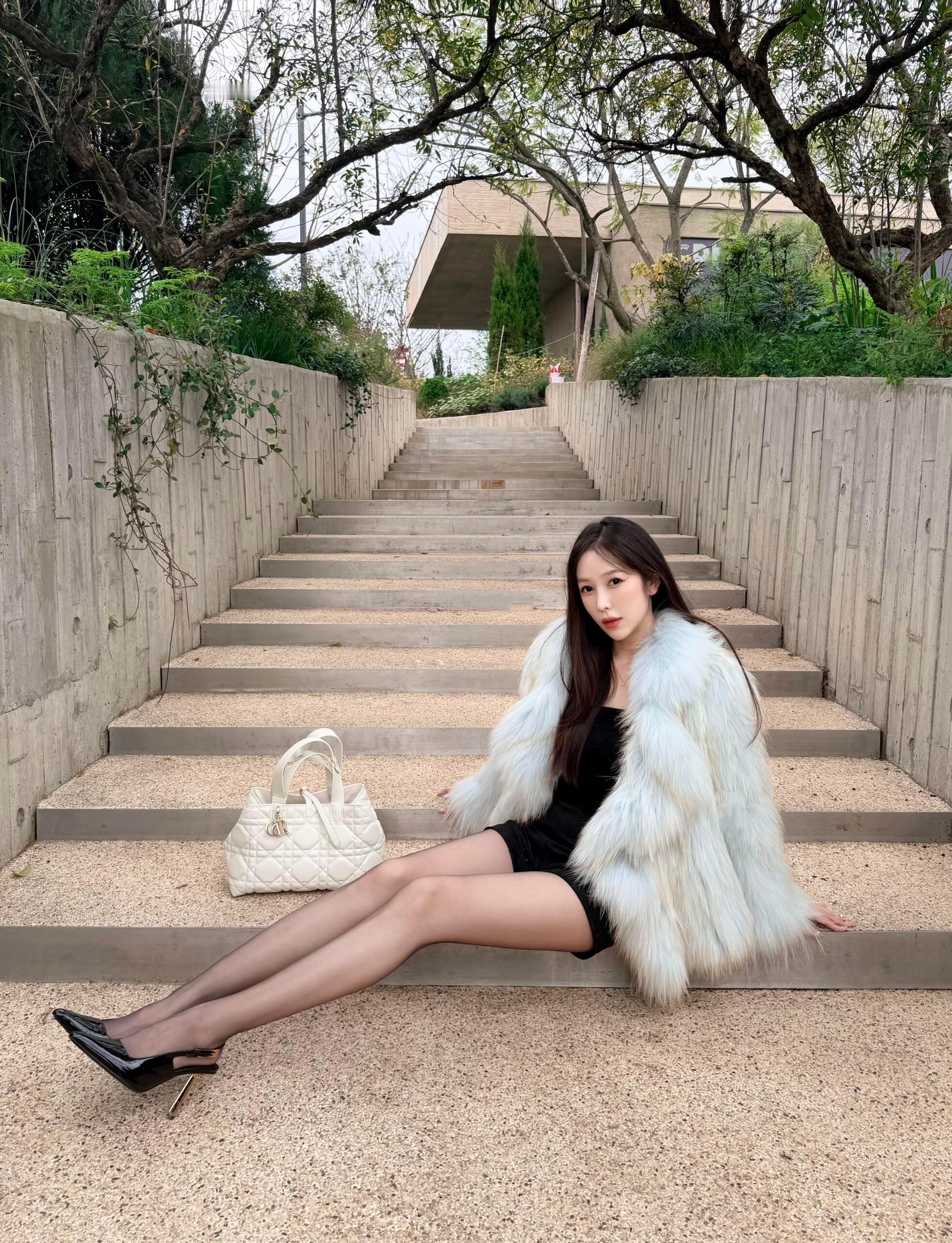 想给你一脚 但又怕你抓着脚不放 