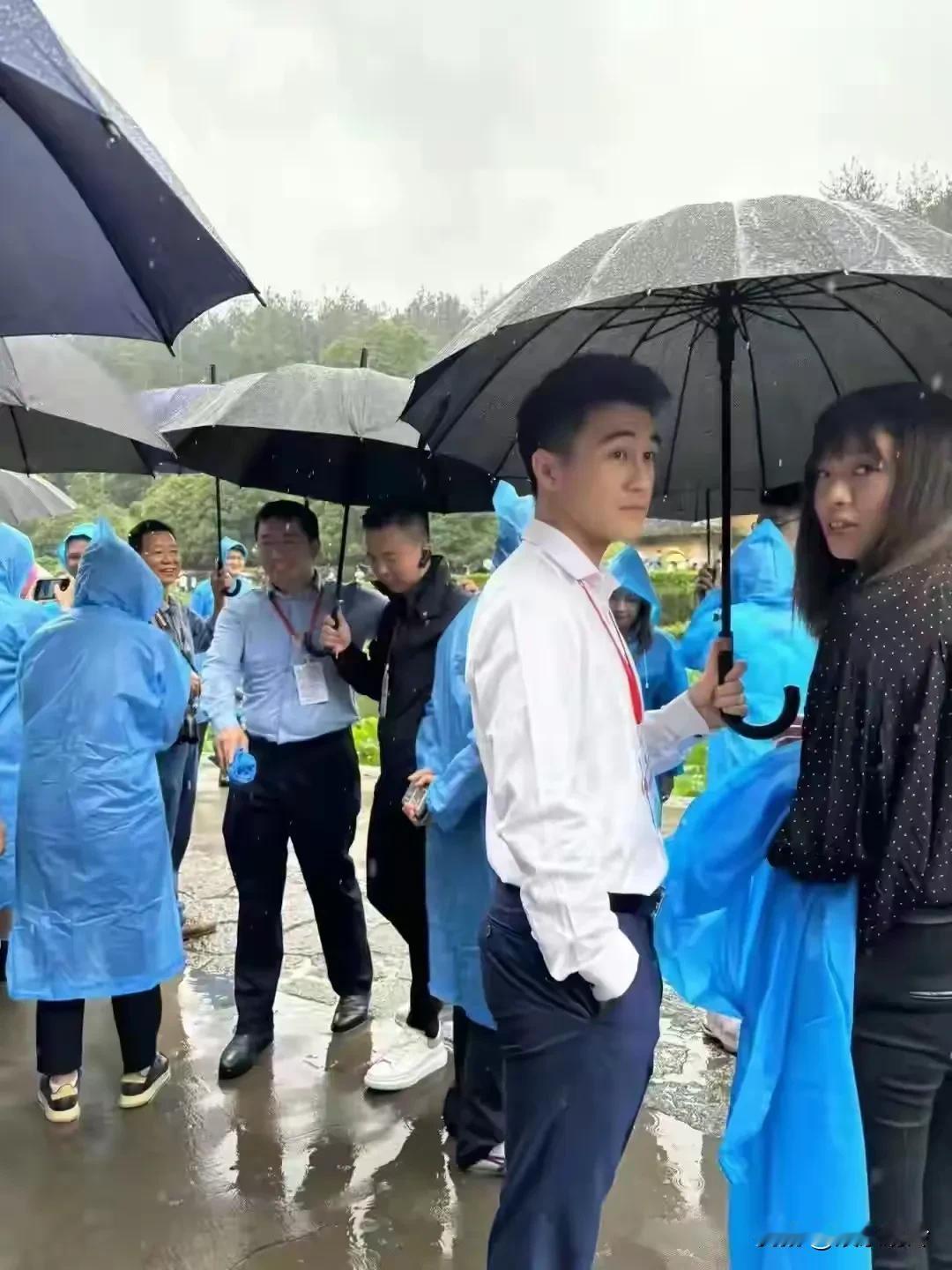 韶山偶遇何猷君夫妇，虽然身份显赫，但是夫妇两人对群众很友好，没有保镖阻拦群众围观