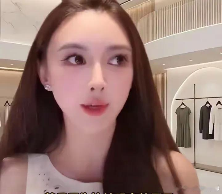 叶珂透露在她孕晚期的时候黄晓明跟她就已经分手了，现在她一个人养孩子 