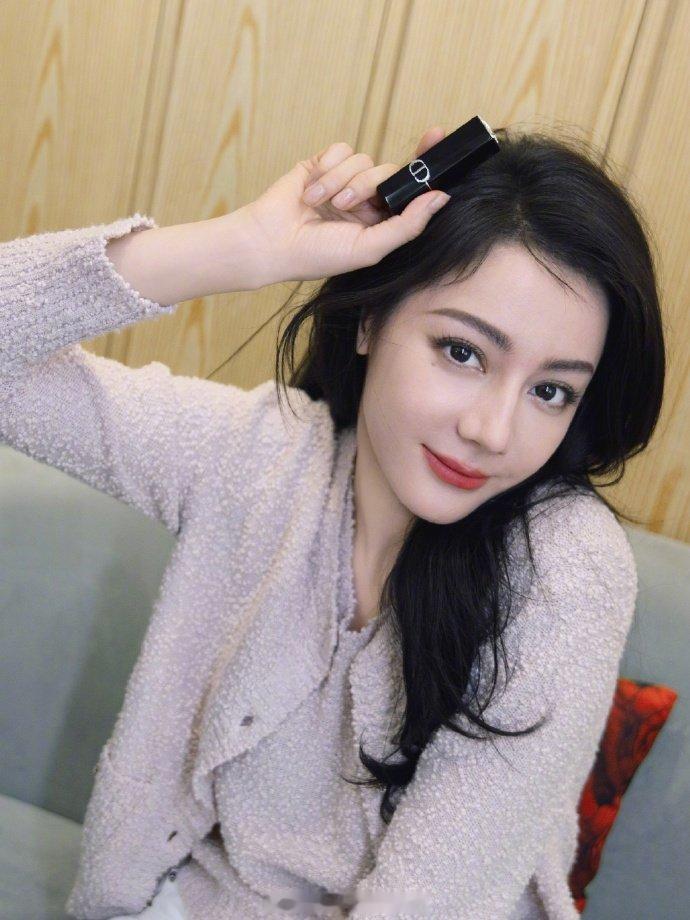 迪丽热巴元旦晒照迪丽热巴锦鲤开运 迪丽热巴元旦晒照啦！粉衣真的好美啊！红运开年，