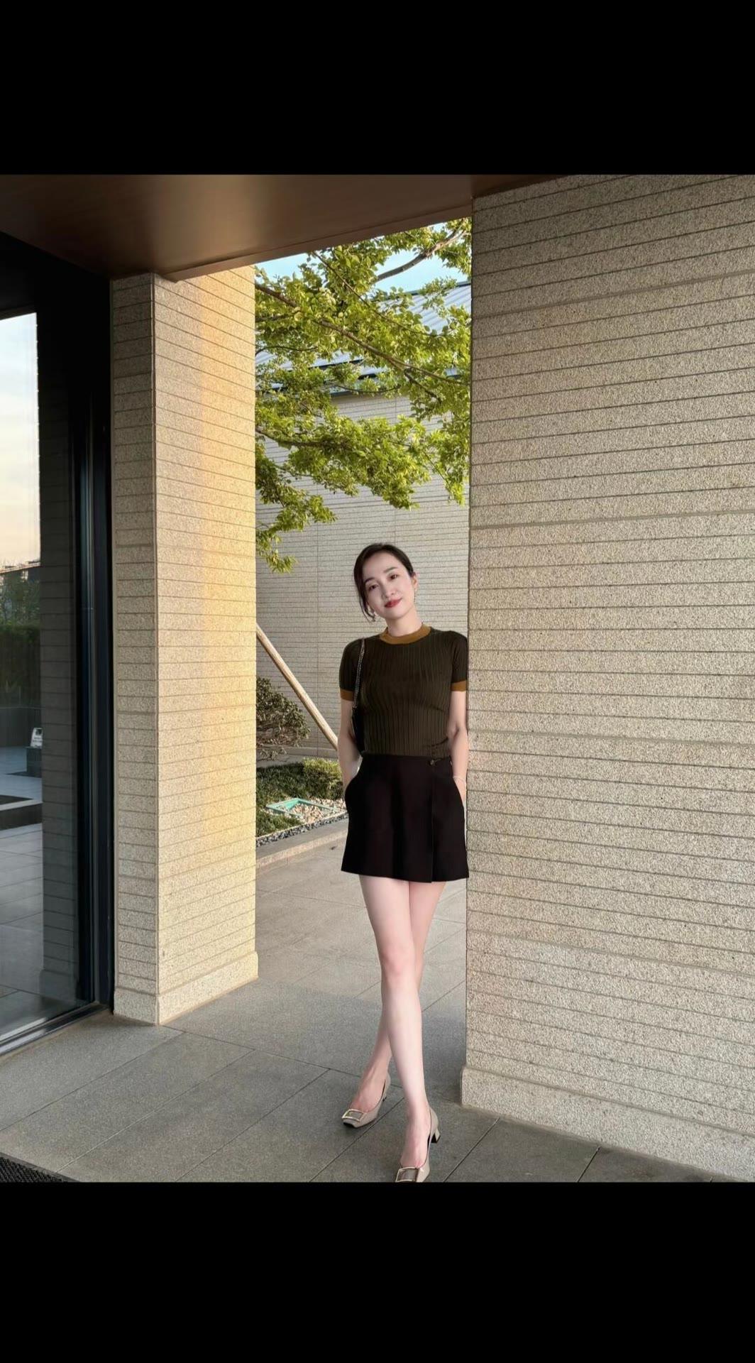 棕绿色针织短袖搭配高腰西装短裙，清新淡雅又简单,秀出好身材。