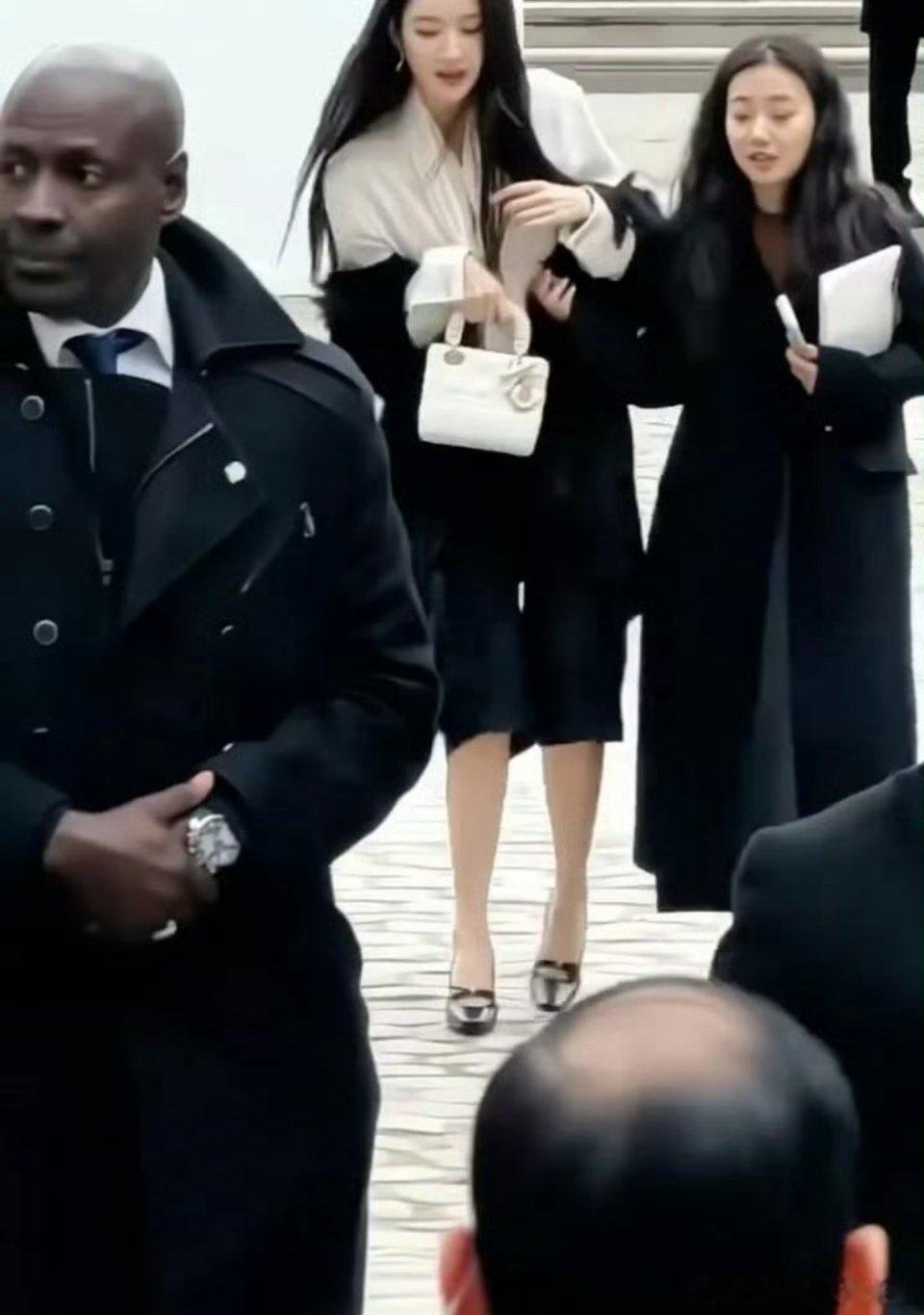 王玉雯真是太有节目了！上一次米兰时装周下车，高跟鞋卡车门踉跄，王姐站稳后，大喊“